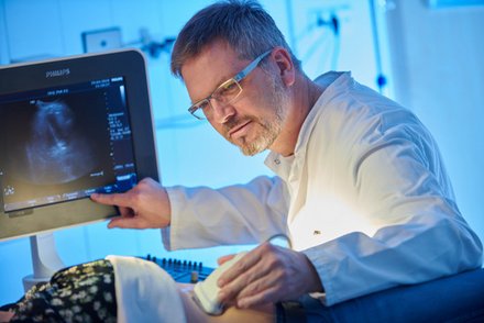 Viszeralchirurgie im MVZ am CKQ Dr. Christoph Reuter bei einer Ultraschalluntersuchung - Viszeralchirurgie im MVZ am CKQ