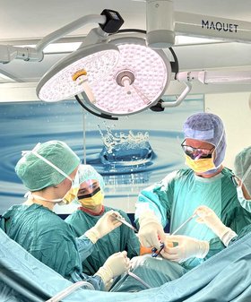 Das OP-Team um Patrick Klauke (2. v. r.) und Dr. Holger Bode (ganz rechts) hochkonzentriert während der Operation.